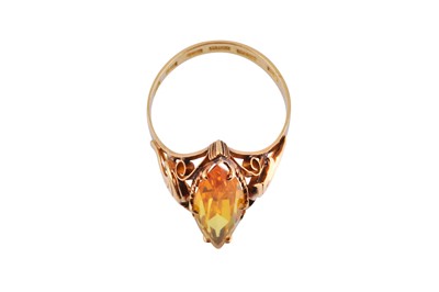 Lot 52 - A SYNTHETIC YELLOW SAPPHIRE RING