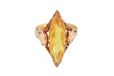 Lot 52 - A SYNTHETIC YELLOW SAPPHIRE RING