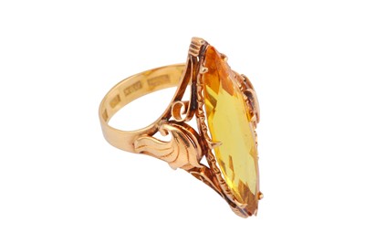 Lot 52 - A SYNTHETIC YELLOW SAPPHIRE RING