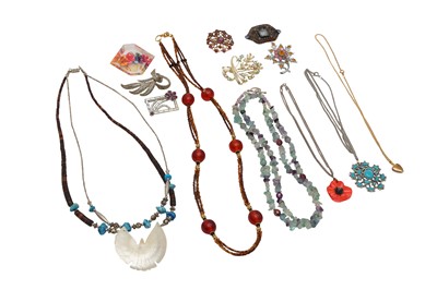 Lot 17 - A GROUP OF COSTUME JEWELLERY