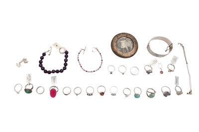 Lot 22 - A GROUP OF GOLD AND SILVER JEWELLERY