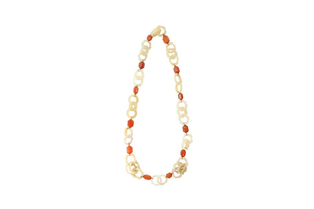 Lot 711 - A CHINESE JADE AND CARNELIAN NECKLACE