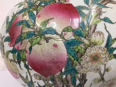 Lot 659 - A LARGE CHINESE FAMILLE-ROSE 'PEACHES' VASE, TIANQIUPING