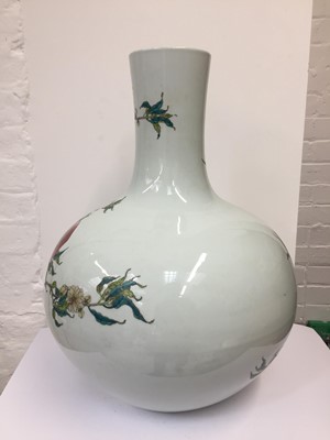 Lot 659 - A LARGE CHINESE FAMILLE-ROSE 'PEACHES' VASE, TIANQIUPING