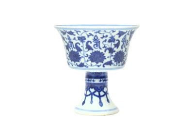 Lot 648 - A CHINESE BLUE AND WHITE 'LANÇA-CHARACTER' STEM CUP