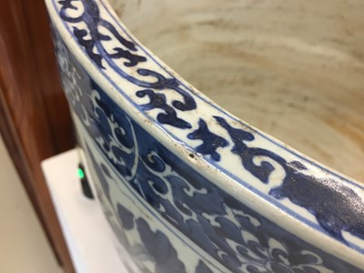 Lot 603 - A LARGE CHINESE BLUE AND WHITE 'FISH' JARDINIÈRE