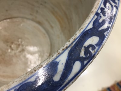 Lot 603 - A LARGE CHINESE BLUE AND WHITE 'FISH' JARDINIÈRE