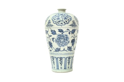 Lot 865 - A LARGE CHINESE MING-STYLE BLUE AND WHITE VASE, MEIPING