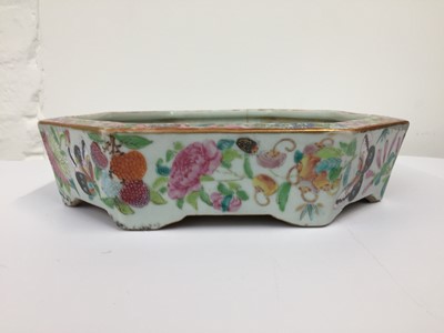 Lot 173 - A CHINESE CANTON FAMILLE-ROSE HEXAGONAL JARDINIÈRE AND STAND