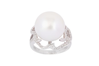 Lot 93 - A CULTURED PEARL AND DIAMOND RING