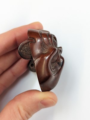 Lot 291 - A JAPANESE WOOD NETSUKE OF A MASK