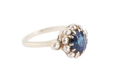 Lot 10 - A SAPPHIRE AND DIAMOND CLUSTER RING