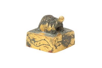 Lot 513 - A CHINESE GILT-BRONZE 'TORTOISE' SEAL