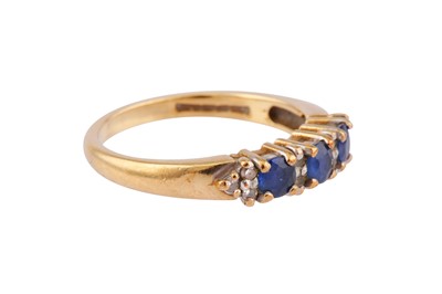 Lot 47 - A SAPPHIRE AND DIAMOND RING