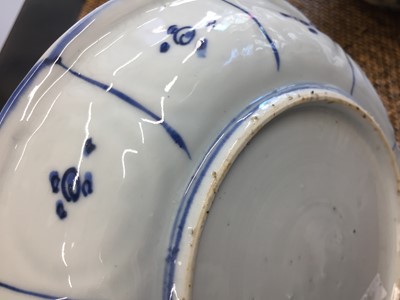Lot 468 - A CHINESE KRAAK BLUE AND WHITE 'DRAGONFLY' DISH