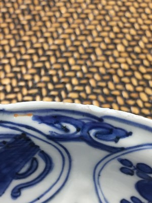 Lot 468 - A CHINESE KRAAK BLUE AND WHITE 'DRAGONFLY' DISH