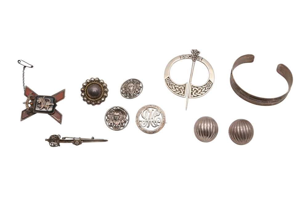 Lot 34 - A MIXED GROUP OF SILVER JEWELLERY