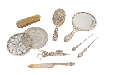 Lot 114 - A mixed group of sterling silver mounted items
