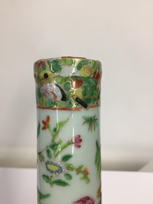 Lot 593 - A CHINESE CANTON FAMILLE-ROSE VASE AND A BOX AND COVER