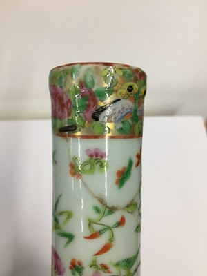 Lot 593 - A CHINESE CANTON FAMILLE-ROSE VASE AND A BOX AND COVER