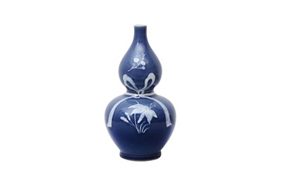 Lot 275 - A CHINESE BLUE-GLAZED SLIP-DECORATED DOUBLE-GOURD VASE