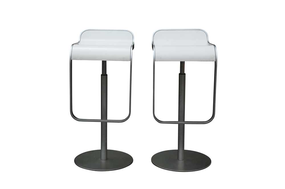 Lot 206 - A PAIR OF LA PALMA LEM BAR STOOLS