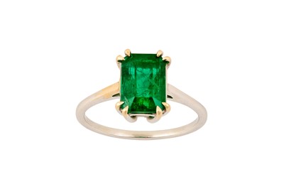 Lot 205 - AN EMERALD SINGLE-STONE RING