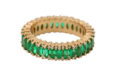 Lot 152 - AN EMERALD AND DIAMOND ETERNITY RING