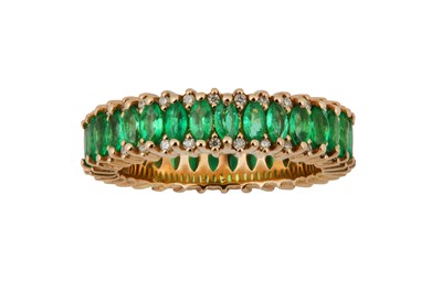 Lot 152 - AN EMERALD AND DIAMOND ETERNITY RING