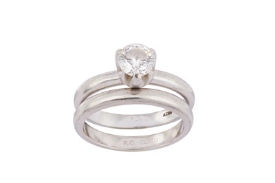 Lot 19 - A DIAMOND SINGLE-STONE RING AND A WEDDING BAND SET FROM THE 'CENTO COLLECTION' BY ROBERTO COIN, CIRCA 2007