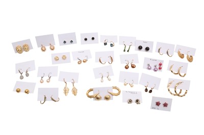 Lot 32 - A LARGE COLLECTION OF EARRINGS