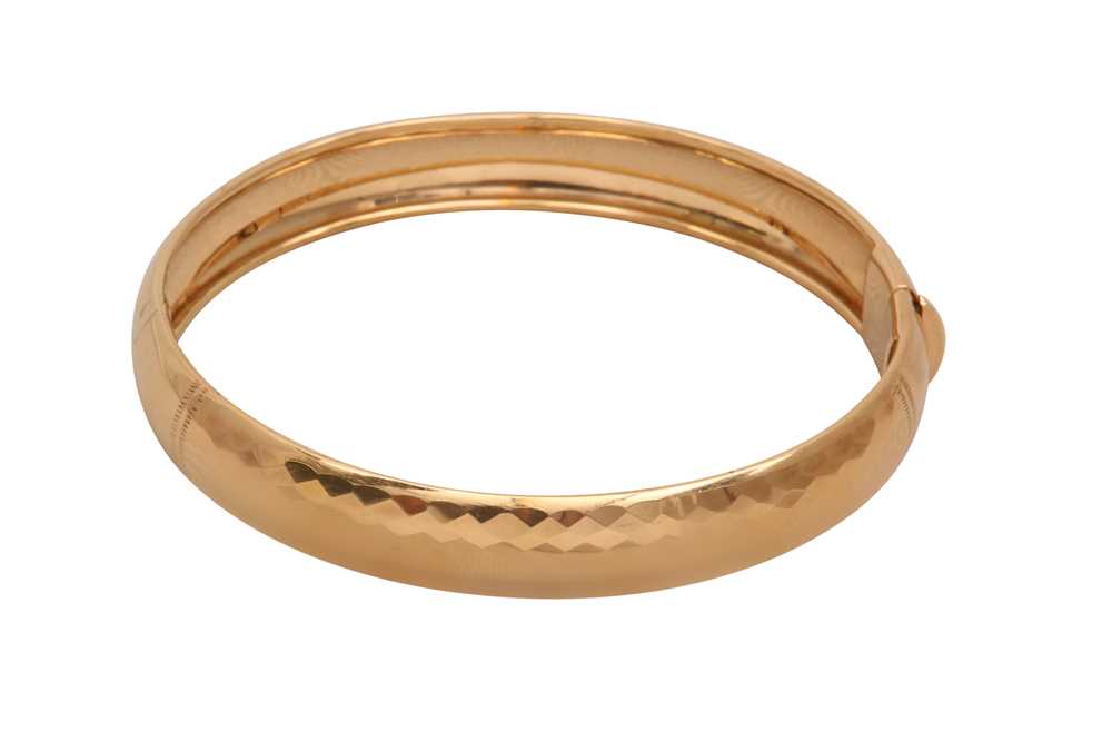 Lot 27 - A GOLD BANGLE