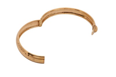 Lot 27 - A GOLD BANGLE