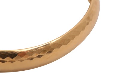 Lot 27 - A GOLD BANGLE