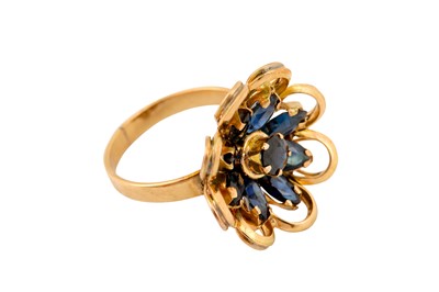 Lot 29 - A SAPPHIRE RING