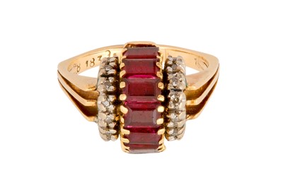 Lot 211 - A RUBY AND DIAMOND RING