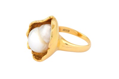 Lot 183 - A CULTURED BAROQUE PEARL RING BY JOHN DONALD, CIRCA 1978