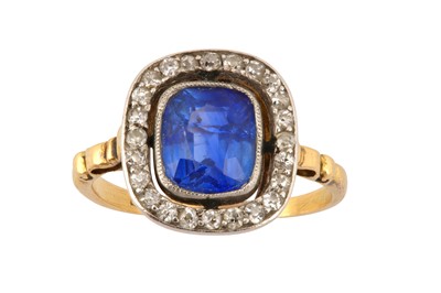 Lot 2 - A SAPPHIRE AND DIAMOND CLUSTER RING