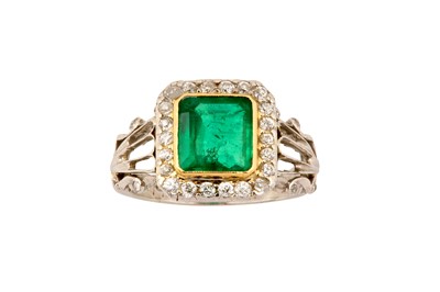 Lot 142 - AN EMERALD AND DIAMOND CLUSTER RING