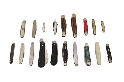 Lot 198 - A COLLECTION OF 19 ANTIQUE AND LATER POCKET/FRUIT KNIVES