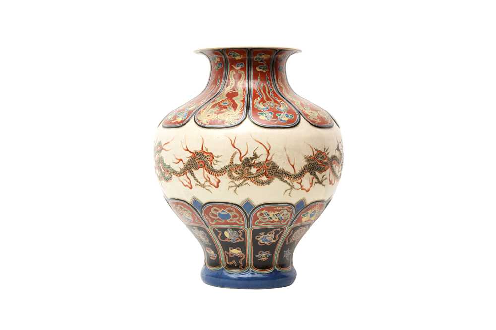 Lot 256 - A LARGE JAPANESE SATSUMA VASE ATTRIBUTED TO MAKUZU KOZAN (1842 – 1916)