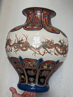 Lot 256 - A LARGE JAPANESE SATSUMA VASE ATTRIBUTED TO MAKUZU KOZAN (1842 – 1916)