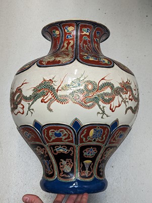 Lot 256 - A LARGE JAPANESE SATSUMA VASE ATTRIBUTED TO MAKUZU KOZAN (1842 – 1916)