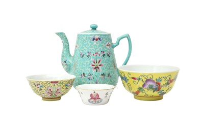 Lot 691 - A GROUP OF FOUR CHINESE FAMILLE-ROSE WARES