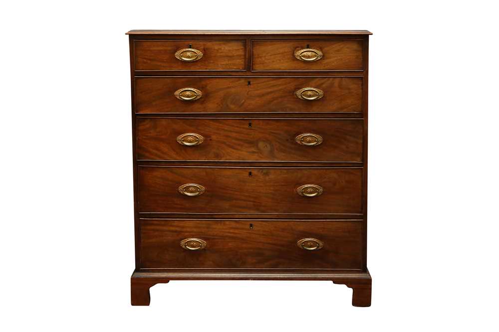 Lot 259 - A GEORGIAN MAHOGANY CHEST OF TWO SHORT AND FOUR LONG GRADUATED DRAWERS