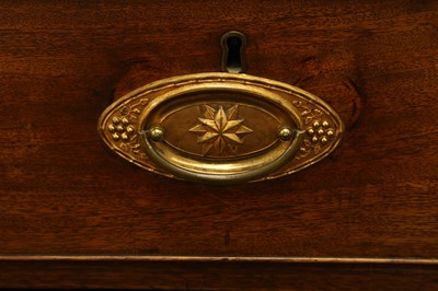 Lot 259 - A GEORGIAN MAHOGANY CHEST OF TWO SHORT AND FOUR LONG GRADUATED DRAWERS