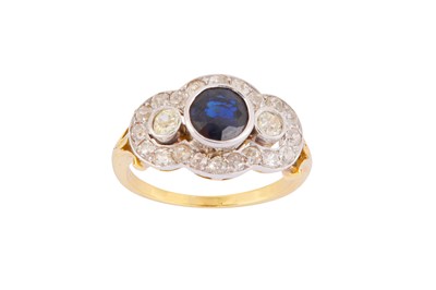 Lot 4 - A SAPPHIRE AND DIAMOND RING