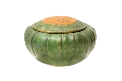 Lot 506 - A CHINESE GREEN-GLAZED LOBED BOX AND COVER