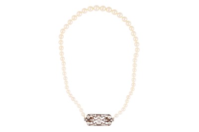 Lot 65 - A CULTURED PEARL AND DIAMOND NECKLACE