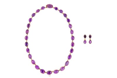 Lot 135 - AN AMETHYST NECKLACE AND EARRING SUITE